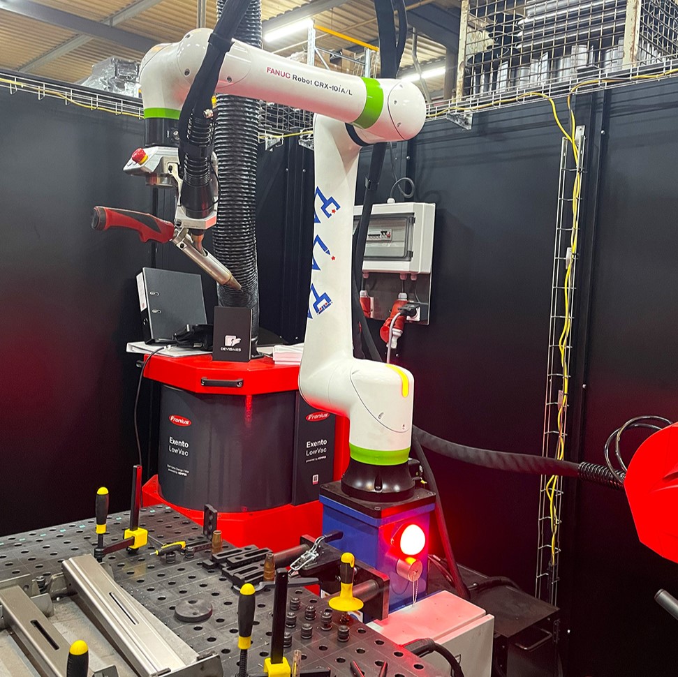 Photo d'un cobot de soudure dans l'atelier de Devismes fourinisseur tolerie fine dans les hauts de france.