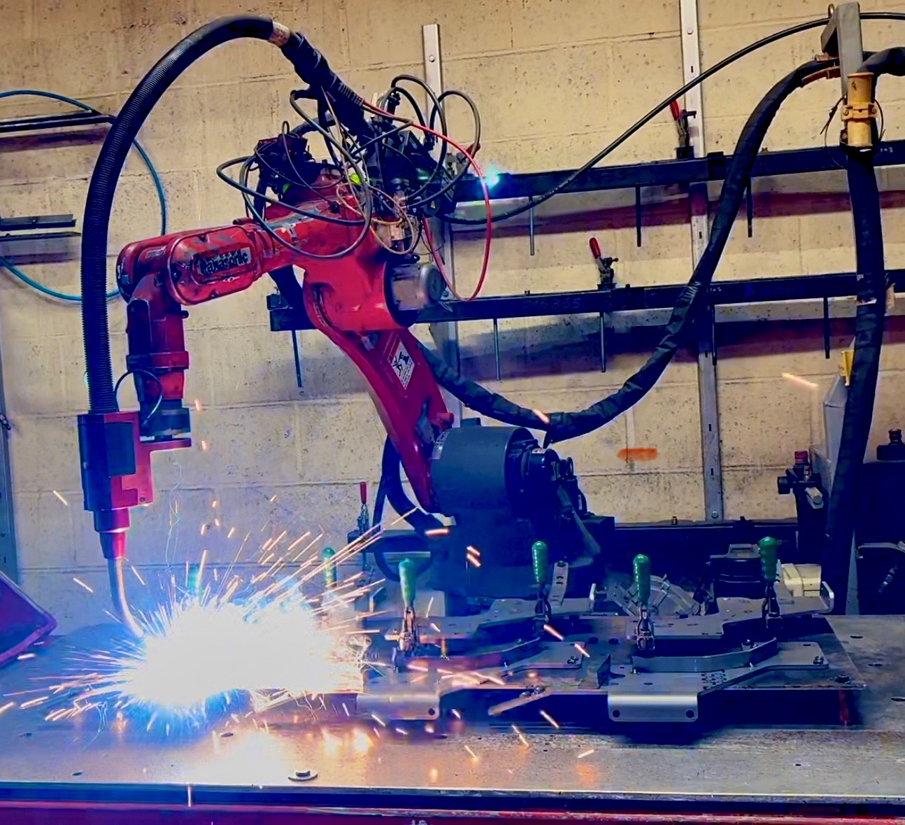 Photo d'un robot de soudure dans l'atelier de Devismes fourinisseur tolerie fine dans les hauts de france.