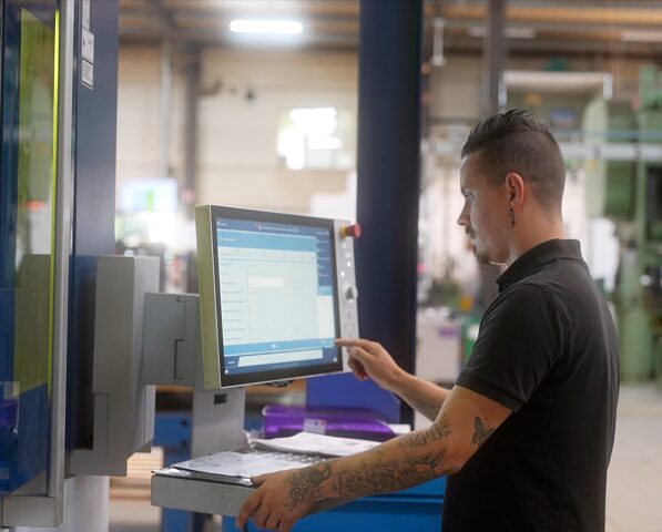 Ouvrier qui programme la découpe Laser Devismes